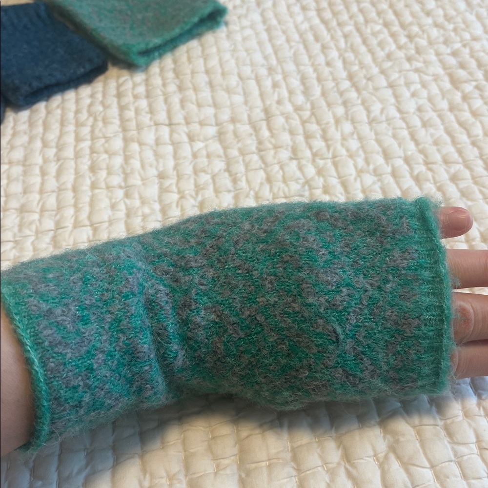 Cashmere and wool glovelettes - Picture 5 of 7